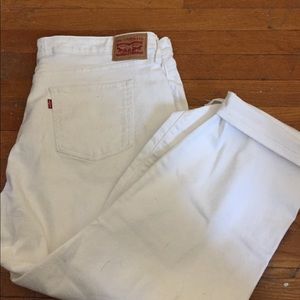 Women’s white Levi capris size 20w GUC